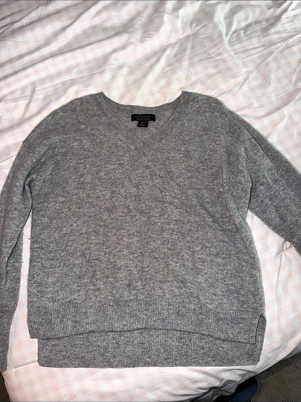 Tahari Cashmere V-Neck in Gray Large Like New